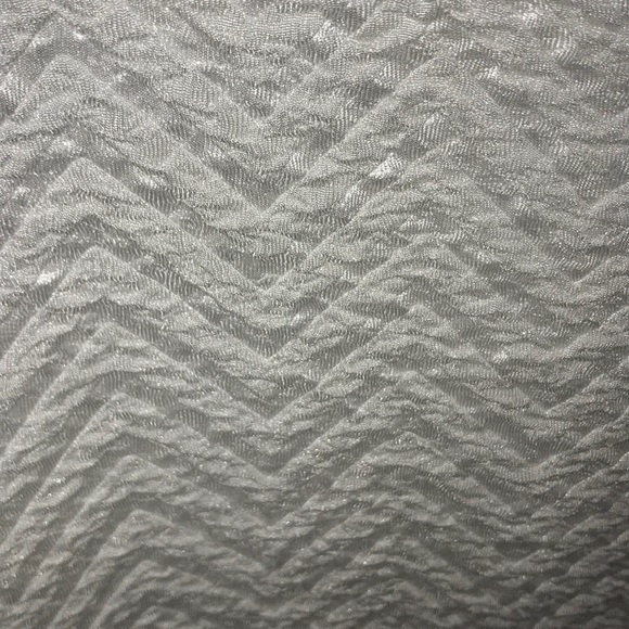 white dress with slight zig zag pattern - Picture 3 of 5